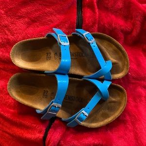 Size 37 rare blue color (matches the c8 blue color) wore once or twice.